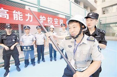 校园保安 "提前开学"(图)